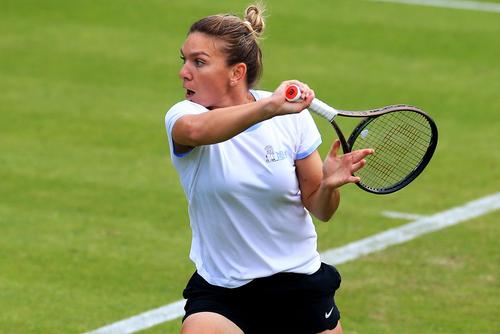 Simona Halep, în acțiune pe iarba de la Birmingham, la antrenamentul de ieri  / Sursă foto: Guliver/Getty Images