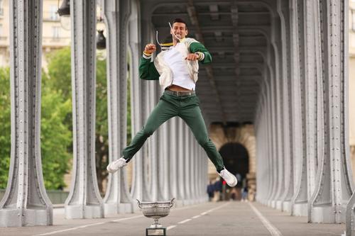 Novak Djokovic pozând cu cel mai recent trofeu al său de Mare Șlem FOTO Guliver/GettyImages