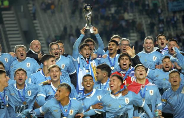 Uruguay, triumf la Mondialul U20! Luis Suarez, alături de tineri în autocarul fericirii: „Sunt mândru de voi. Ați pus țara noastră în vârf!”