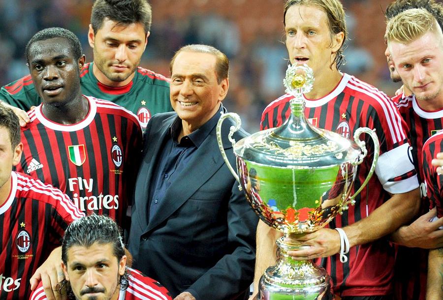 Silvio Berlusconi și trofeele de la AC Milan, foto: Guliver/gettyimages A murit Silvio Berlusconi, fostul patron de la AC Milan