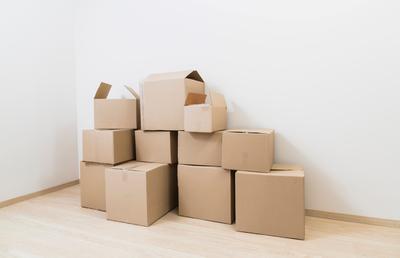 Depozitarea în cutii de plastic sau în cutii de carton: ce alegi?