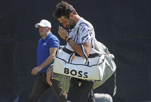 Matteo Berrettini (27 de ani, 21 ATP) a plâns după eșecul suferit în fața conaționalului Lorenzo Sonego (28 de ani, 41 ATP), scor 1-6, 2-6, în primul tur al turneului de la Stuttgart. / FOTO: Imago