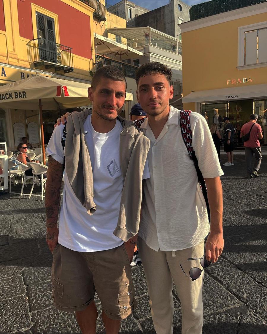 Marco Verratti și Ahmed Bani FOTO: instagram.com/ahmedbani22 Ahmed Bani s-a pozat în vacanță cu un fotbalist celebru și a fost inundat de comentarii amuzante: „El a vrut poză cu tine, pot să jur” + „Îl aduci la Dinamo?”