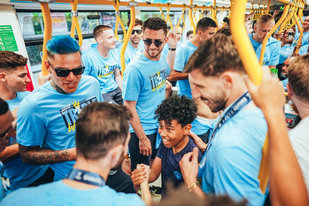 Manchester City a prezentat fanilor trofeul Ligii Campionilor » Imagini senzaționale cu Pep Guardiola și Jack Grealish