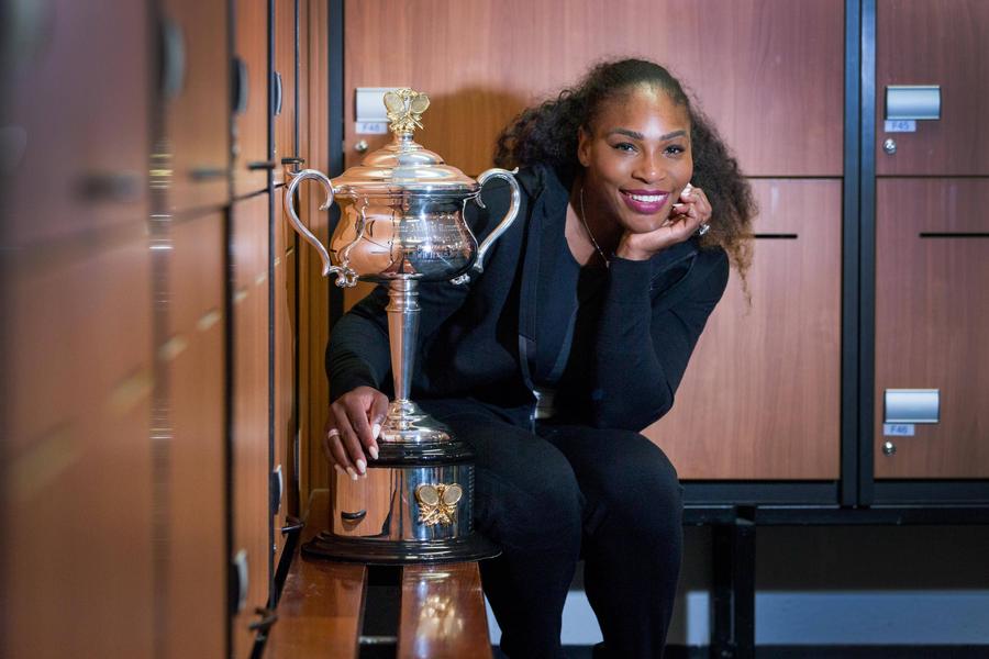 Serena Williams cu trofeul de Australian Open 2017 FOTO Imago Images Cel mai echilibrat din toate timpurile » Novak Djokovic: „Mereu m-am comparat cu Federer și Nadal”