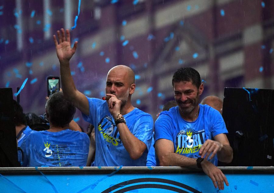 Guardiola sărbătorește Liga Campionilor / FOTO: Imago Manchester City a prezentat fanilor trofeul Ligii Campionilor » Imagini senzaționale cu Pep Guardiola și Jack Grealish