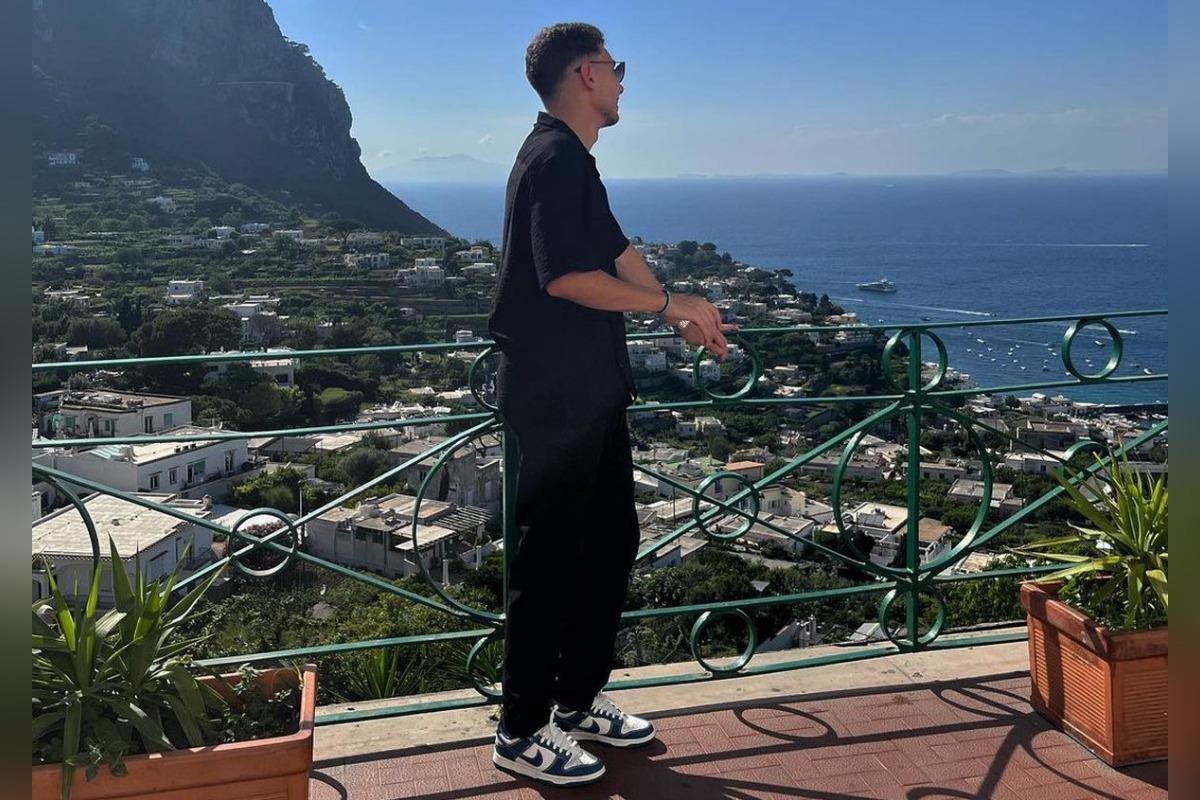 Ahmed Bani s-a pozat în vacanță cu un fotbalist celebru și a fost inundat de comentarii amuzante: „El a vrut poză cu tine, pot să jur” + „Îl aduci la Dinamo?”