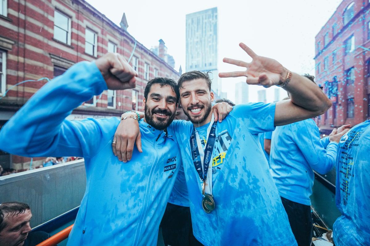Manchester City a prezentat fanilor trofeul Ligii Campionilor » Imagini senzaționale cu Pep Guardiola și Jack Grealish