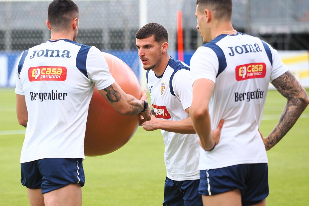 Exerciții cu balonul uriaș la antrenamentul din 12 iunie al echipei naționale de la Würzburg