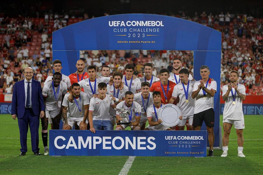 Jucătorii celor de la FC Sevilla s-au pozat după ce și-au adjudecat trofeul UEFA-CONMEBOL Club Challenge / Foto: Imago FC Sevilla a câștigat un trofeu internațional oficial fără să știe! Ce decizie surprinzătoare a luat UEFA