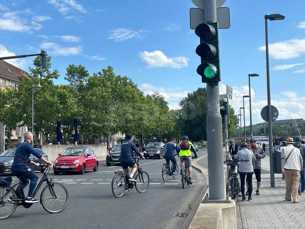 Răzvan Burleanu și colegii din FRF, cu bicicletele prin Wurzburg