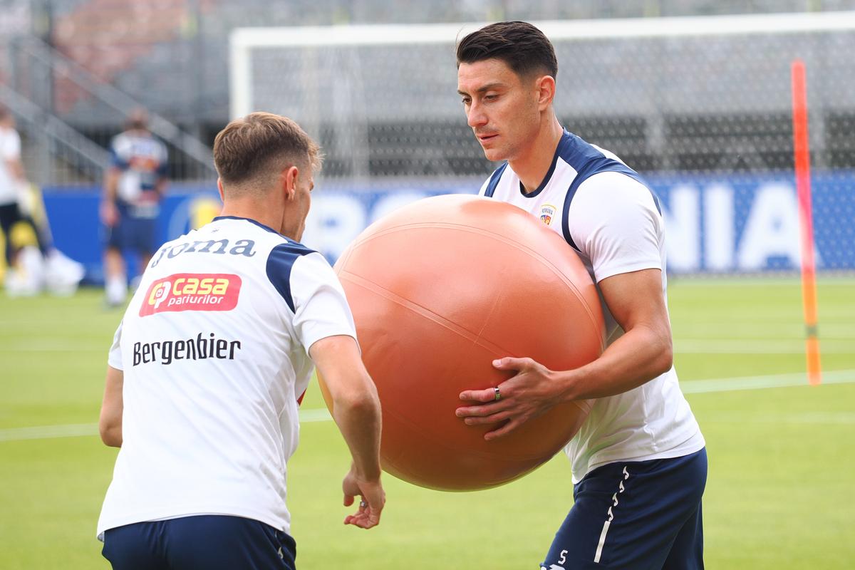 Exerciții cu balonul uriaș la antrenamentul din 12 iunie al echipei naționale de la Würzburg