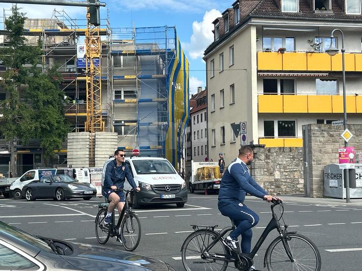 Răzvan Burleanu și colegii din FRF, cu bicicletele prin Wurzburg // foto: GSP