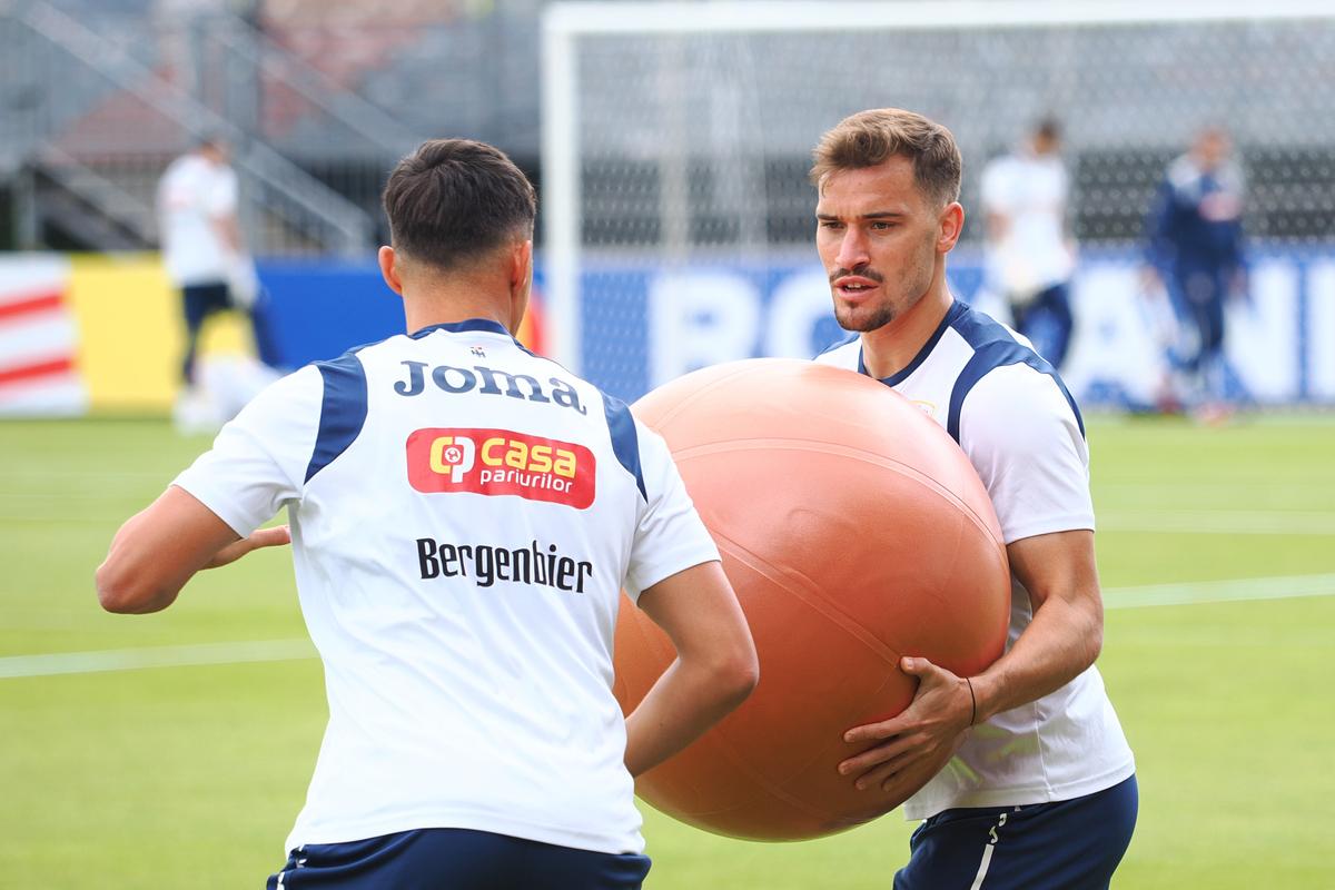 Exerciții cu balonul uriaș la antrenamentul din 12 iunie al echipei naționale de la Würzburg