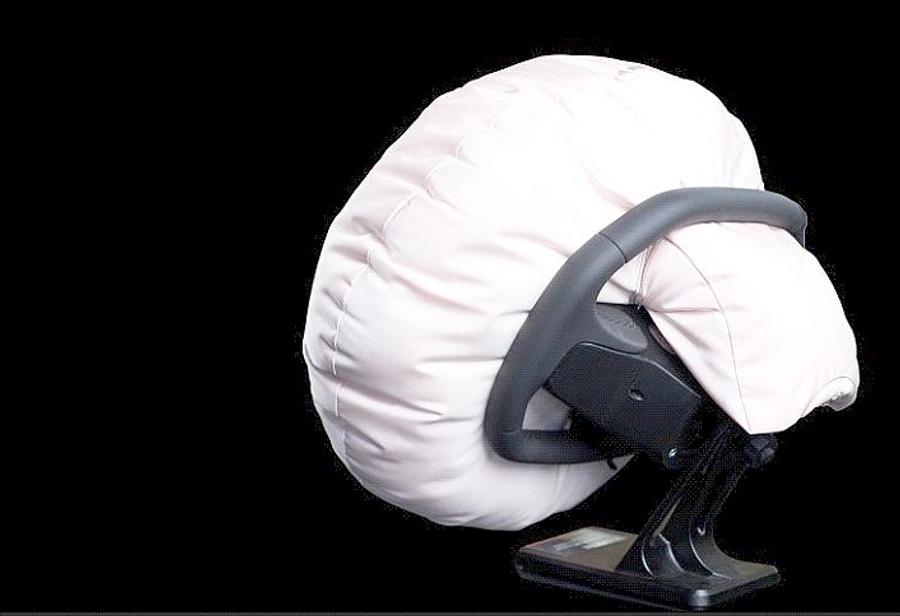 ZF LIFETEC a regândit poziționarea airbag-ului din volan. Sursă foto: press.zf.com ZF LIFETEC aduce noutăţi în industria auto » A regândit poziționarea airbag-ului din volan