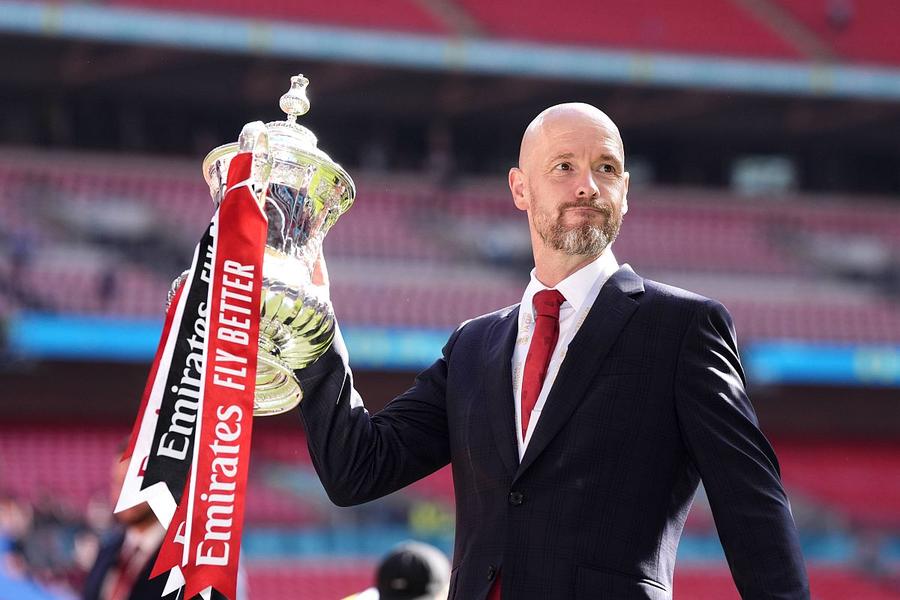 Erik ten Hag ținând în mână Cupa Angliei / Foto: Imago Images Erik Ten Hag, arogant! Cum susține că l-au anunțat oficialii lui Manchester United că va continua la club