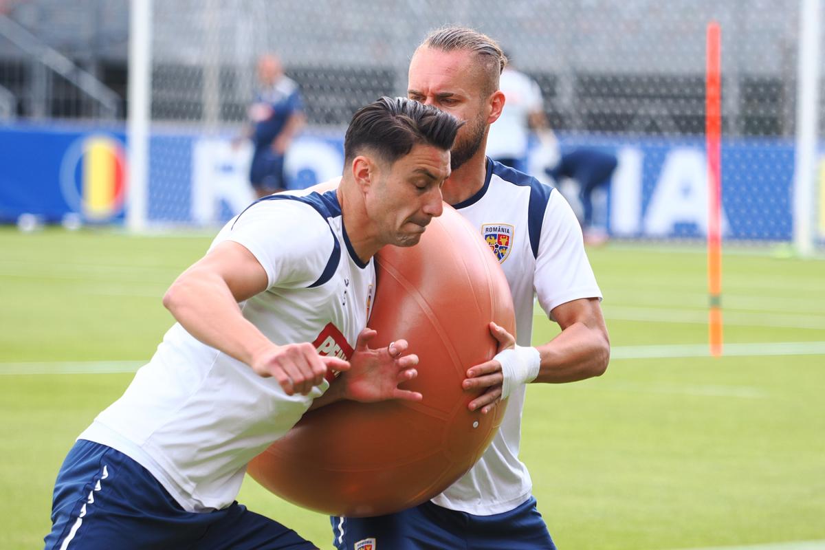Exerciții cu balonul uriaș la antrenamentul din 12 iunie al echipei naționale de la Würzburg