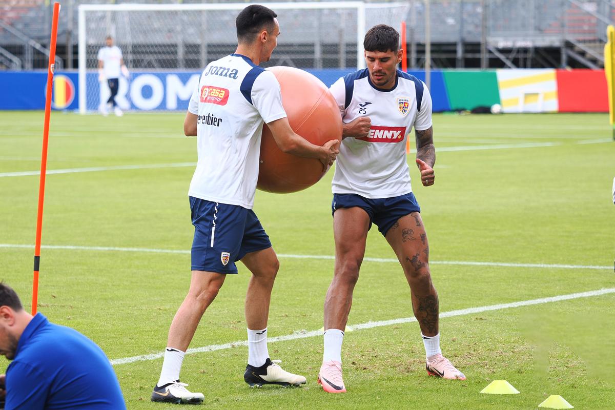 Exerciții cu balonul uriaș la antrenamentul din 12 iunie al echipei naționale de la Würzburg