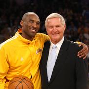 Jerry West în 2010, cu Kobe Bryant Foto: Imago