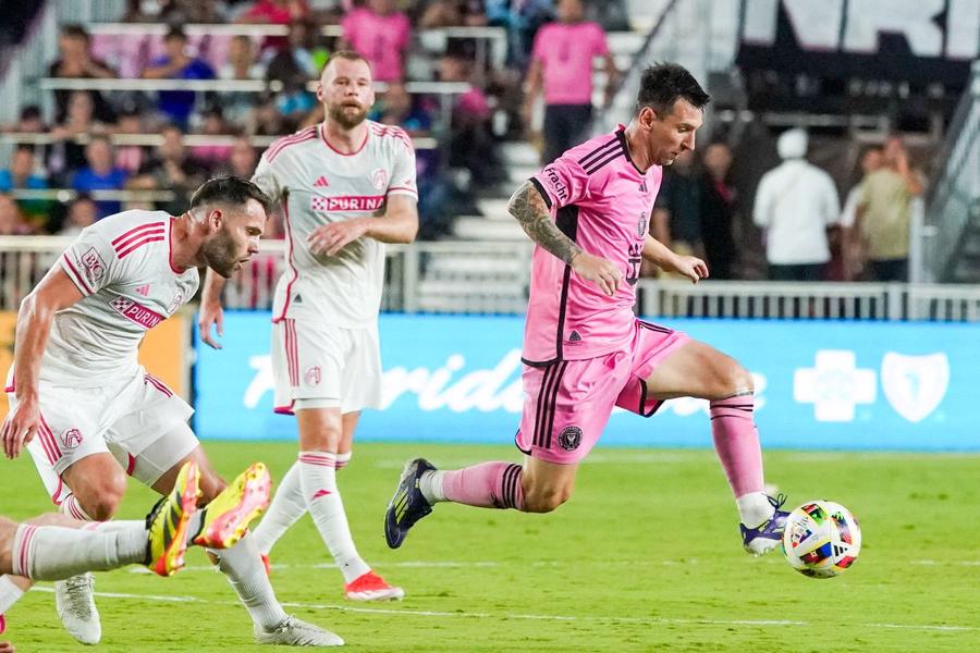 Leo Messi, în acțiune la Inter Miami într-un meci cu St Louis City SC / Foto: Imago Internaționalul de 1.000.000 de euro, remarcat de MM Stoica în Superligă: „N-am stat pe gânduri când mi-a venit oferta din România” + Amintiri cu Messi din MLS: „Era bătaie pe tricoul lui”