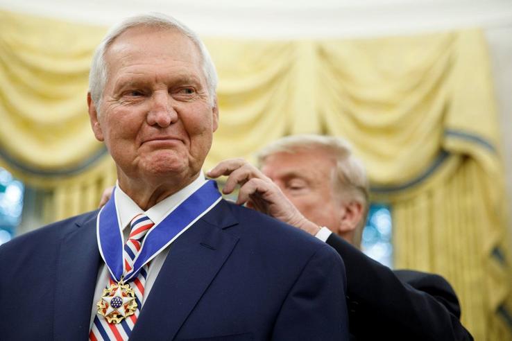 Jerry West în 2019, decorat de Donald Trump Foto: Imago