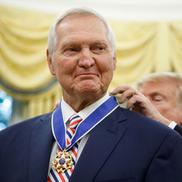 Jerry West în 2019, decorat de Donald Trump Foto: Imago