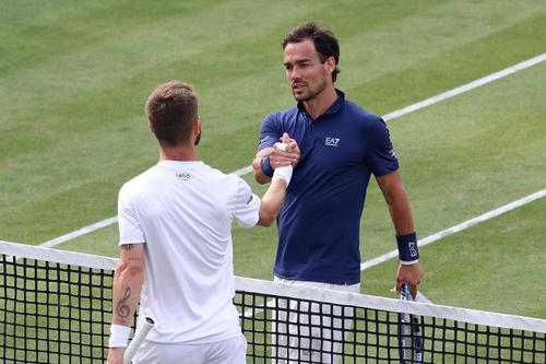Corentin Moutet (în alb), jignit de Fabio Fognini (în albastru), după primul tur de la Stuttgart/Foto: Imago Images