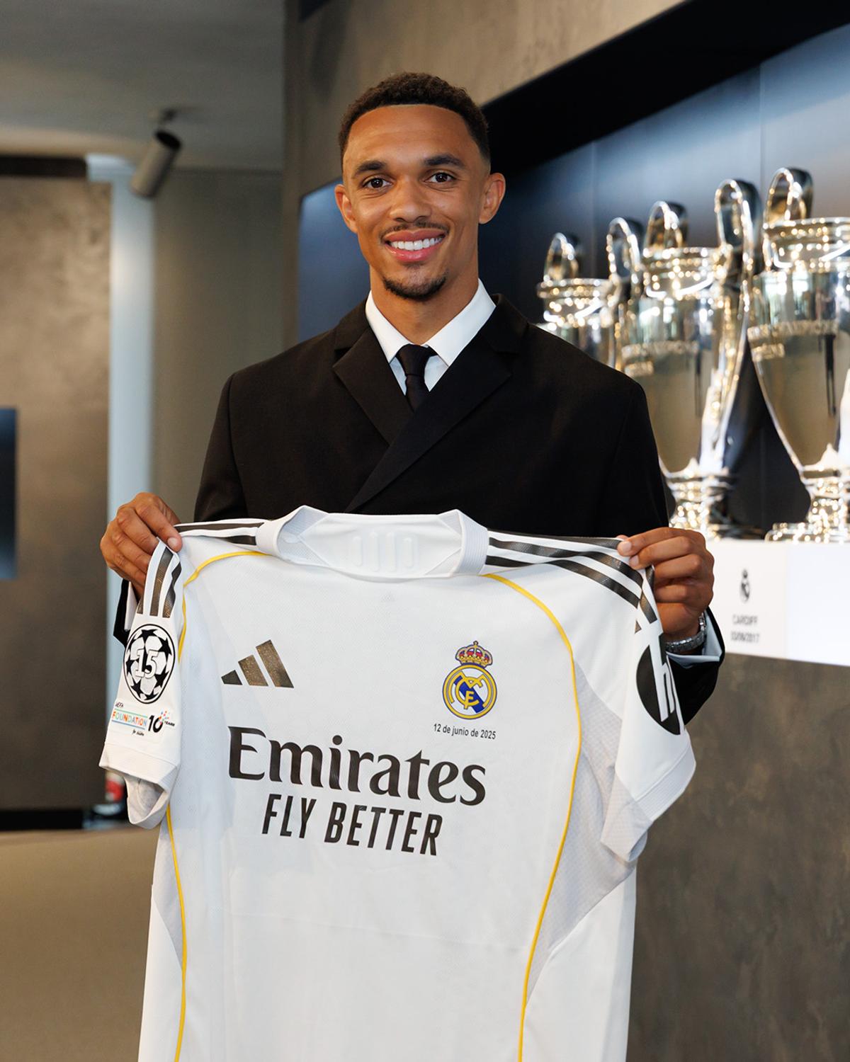 Starul dorit de Real Madrid a trecut peste despărțire! A lăsat-o pe fata lui Jude Law, iar noua iubită a fost răsfățată cu o vacanță de lux