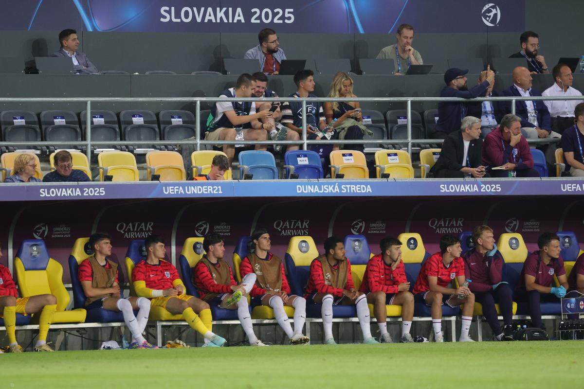 Marele Ashley Cole le-a vorbit reporterilor despre starul în ascensiune al Angliei: „Devine un jucător de top!”