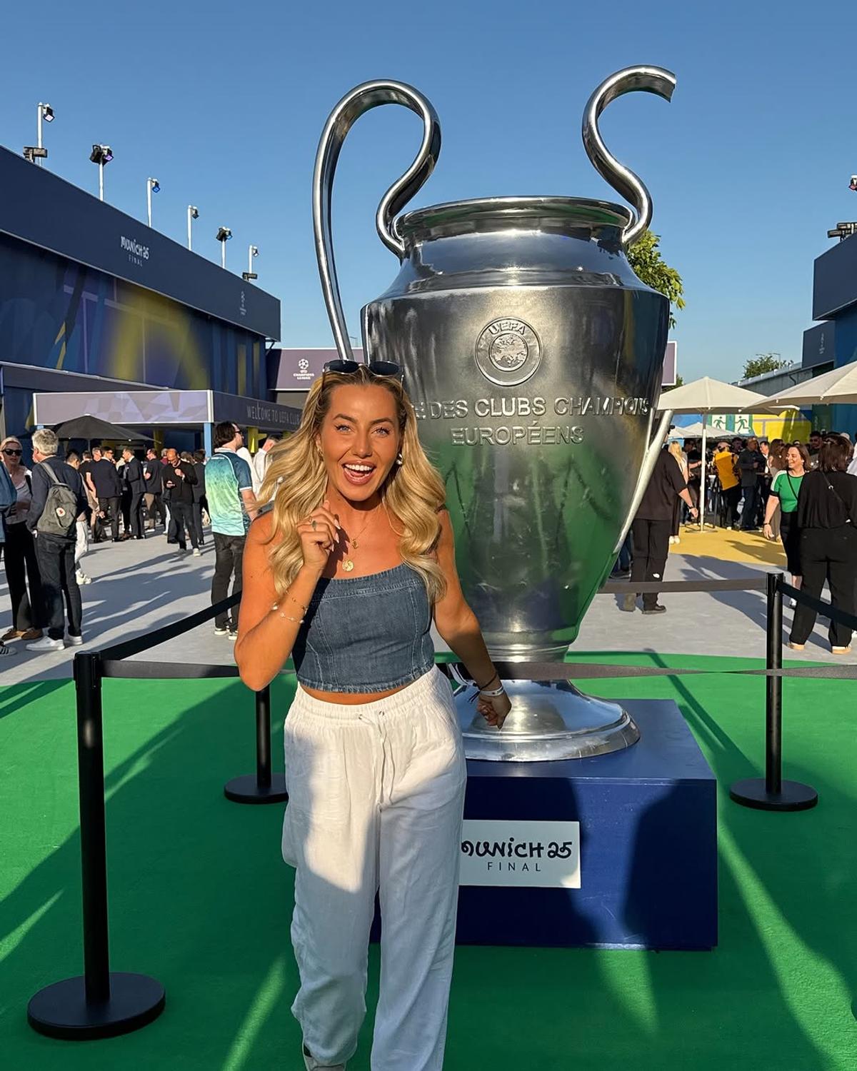 Jurnalista care a încins atmosfera în Slovacia! Cum a apărut blonda la Euro U21