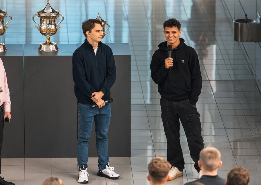 Oscar Piastri și Lando Norris la un eveniment al echipei McLaren Foto: Instagram O echipă de F1 cu piloți într-o relație bună? » McLaren încearcă imposibilul, Norris confirmă: „Este numărul unu”