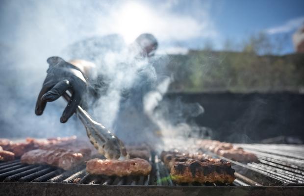 Auchan face echipă cu GrillFest pentru un BBQ autentic: tone de carne din producția locală, pentru un grătar pe placul românilor