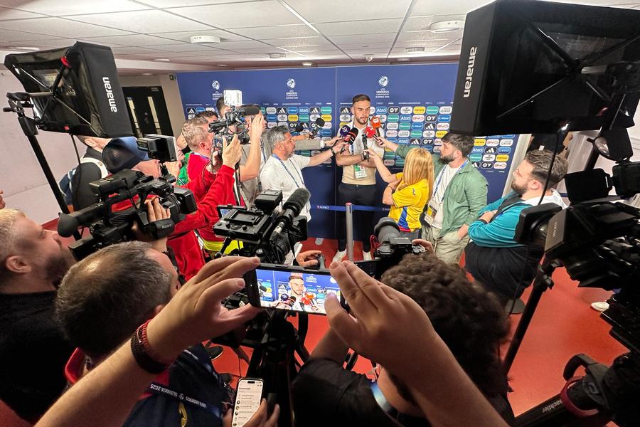 La câțiva metri distanță, interesul pentru Răzvan Sava era vizibil mai mare Lor nu le pasă de EURO? 6 detalii surprinse de GSP la Italia U21 - România U21 + Cine a venit la Louis Munteanu după meci