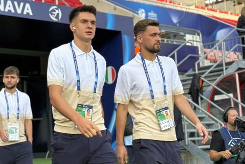 Ovidiu Perianu (în dreapta, alături de Rareș Ilie) vrea să se impună la FCSB. Sursa foto: frf.ro