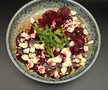 carpaccio de sfeclă roșie cu brânză de oaie, rucola și nuci