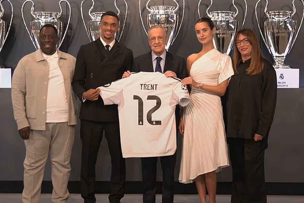 Starul dorit de Real Madrid a trecut peste despărțire! A lăsat-o pe fata lui Jude Law, iar noua iubită a fost răsfățată cu o vacanță de lux