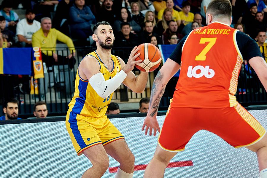 Bobe Nicolescu, în maioul naționalei/Foto: fiba.basketball Șoc în Liga Națională! U-BT Cluj-Napoca l-a transferat pe căpitanul marii rivale: „Abia aștept să ne vedem”
