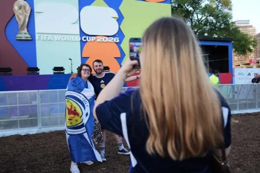 Fanii pozează la Toronto, înaintea unui concert cu numărătoare inversă din ajunul Mondialului Influencerii de la Mondial ar putea fi expulzați din SUA » Ce avertisment au lansat de autoritățile de imigrare