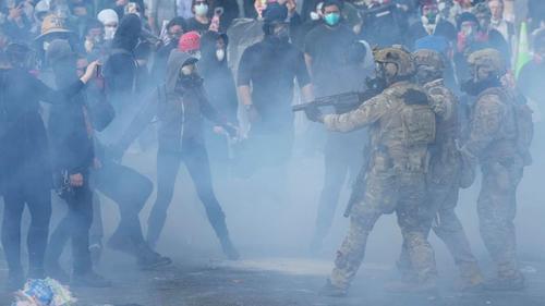 Polițiștii îi țin la distanță pe manifestanți / Foto: Bild