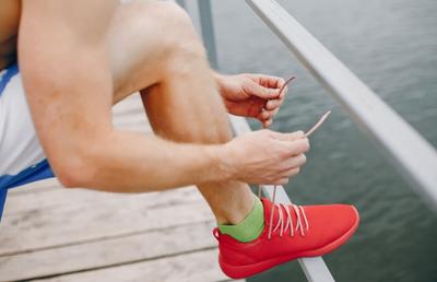 Cum să-ți alegi sneakersi de vară în care nu-ți transpiră şi nu-ţi miros picioarele