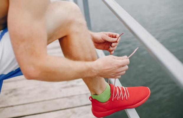 Cum să-ți alegi sneakersi de vară în care nu-ți transpiră şi nu-ţi miros picioarele