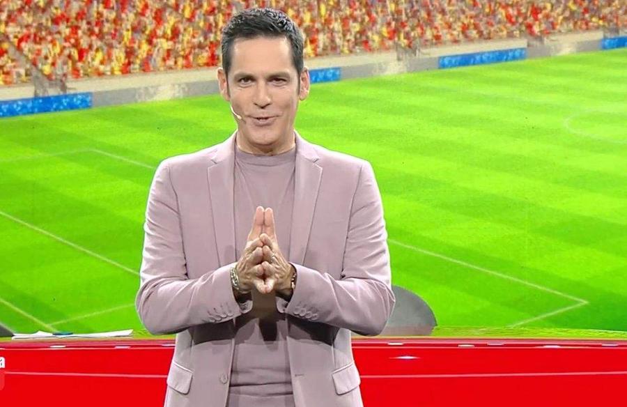 Ștefan Bănică junior, unul dintre oamenii aleși de Antena 1 pentru a prezenta emisiunile destinate Campionatului Mondial Mai ușor cu pianul pe scări!