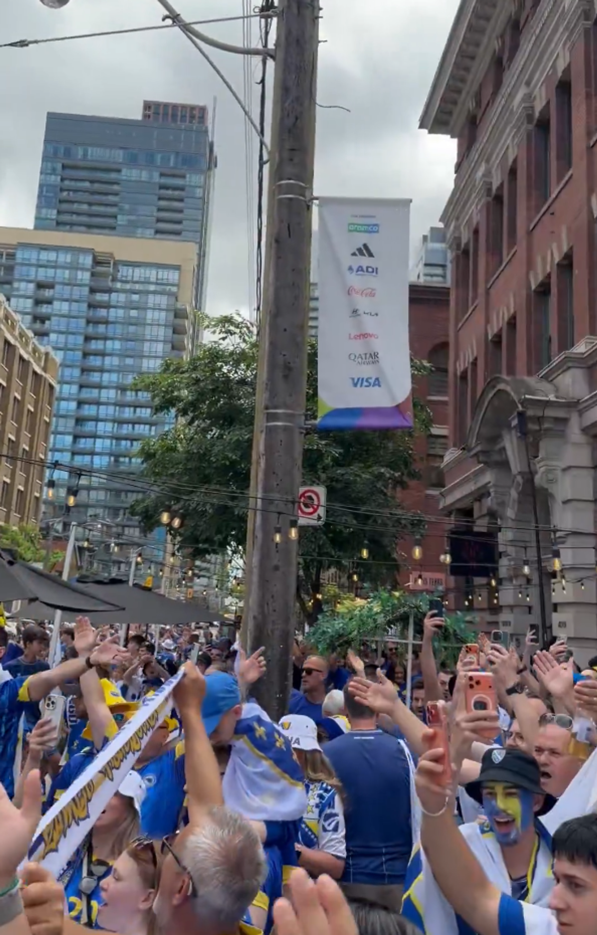 Fanii canadieni si cei bosniaci au dat nas în nas pe străzile din Toronto