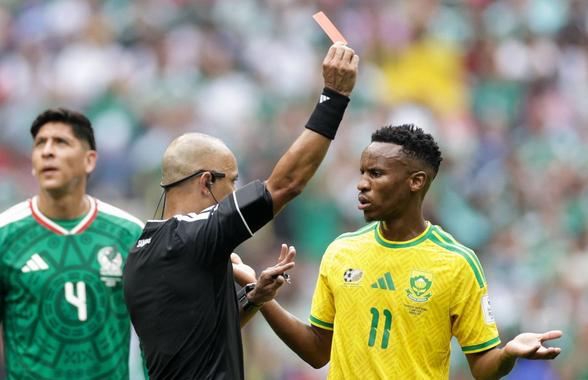 Arbitrul a încercat să explice decizia, dar nimeni nu a înțeles nimic! Moment viral la meciul de deschidere al Cupei Mondiale