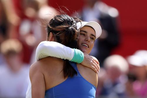 Sorana Cîrstea și Emma Răducanu la finalul meciului lor de la Queen’s Foto: Guliver/GettyImages