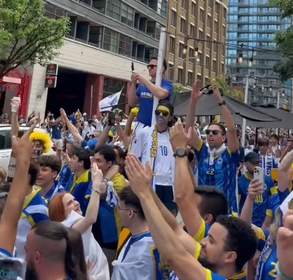Fanii canadieni si cei bosniaci au dat nas în nas pe străzile din Toronto