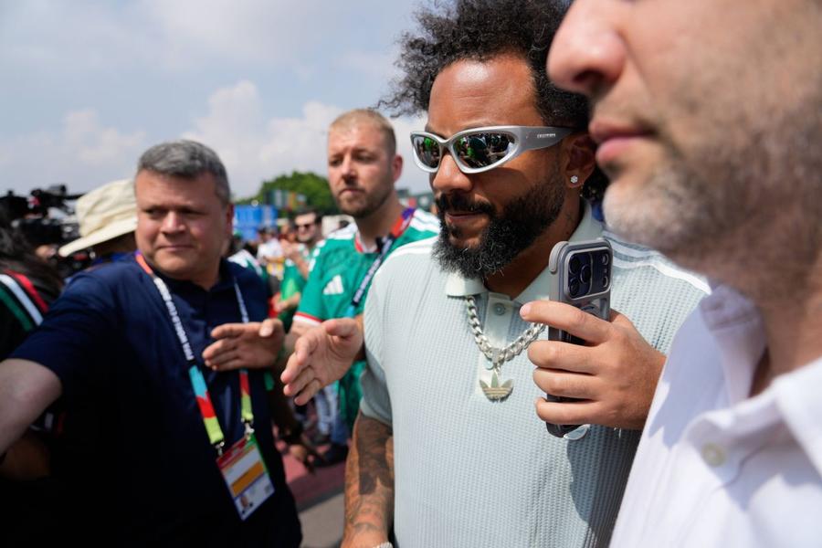 Marcelo, prins între manifestanți și poliție / Foto: Imago Incidente violente în apropierea stadionului Azteca » Marcelo, ex-Real Madrid, a scăpat ca prin minune!