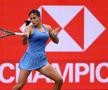 Emma Răducanu în acțiune în meciul cu Sorana Cîrstea de la Queen's Foto: Guliver/GettyImages