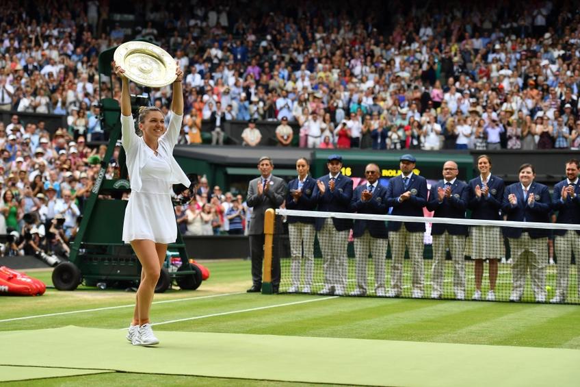 Simona Halep și trofeul de la Wimbledon FOTO Raed Krishan