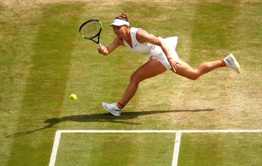Simona Halep în acțiune pe iarba londoneză FOTO Guliver/GettyImages Wimbledon se joacă pe GSP.ro » Amintiri pas cu pas. Simona Halep a reconstruit traseul de la Wimbledon 2019: „Nu mi-a fost teamă de nimic!”